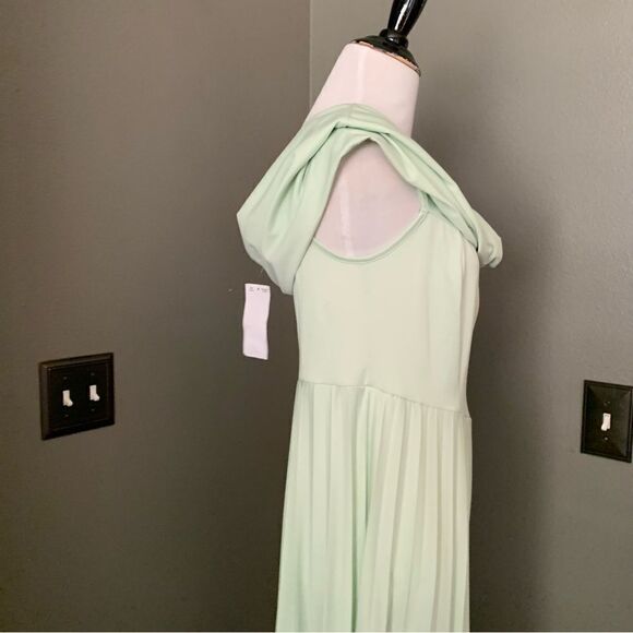 ASOS DESIGN twist front off-the-shoulder pleated maxi dress in sage Mint Green - Picture 10 of 16
